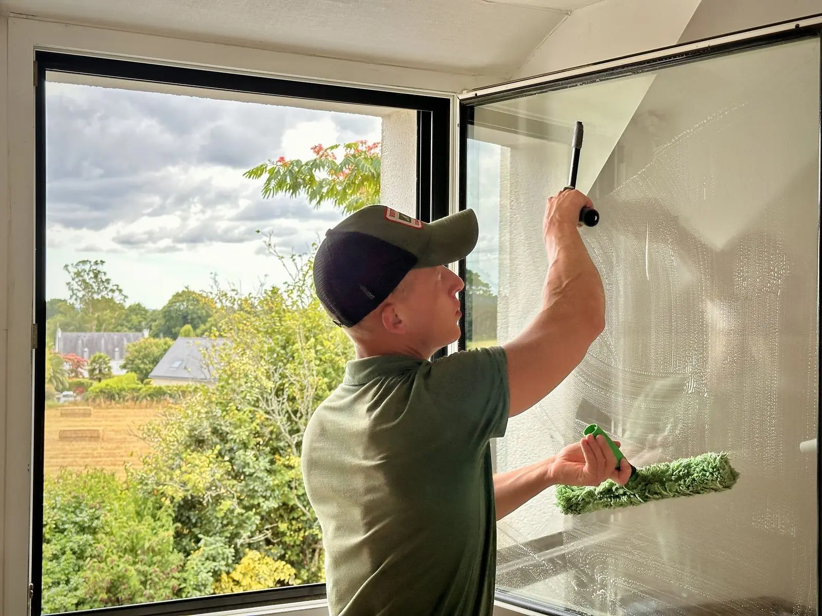 Nettoyage de vitres d'une maison à Quimper — finition à la raclette professionnelle